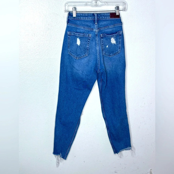 Hollister Jean Distressed 3R- waist is 26 inseam is 26 inches.  Med blue. - Picture 9 of 9